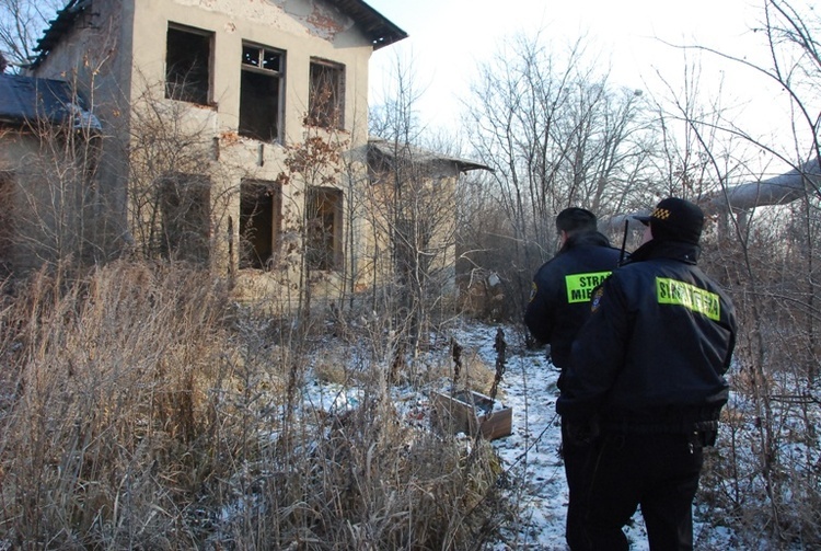 Policjanci i strażnicy podczas niskich temperatur patrolują miejsca, w których mogą przebywać bezdomni