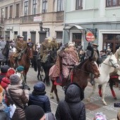 Orszak prowadzili Trzej Królowie, którzy jechali na koniach 