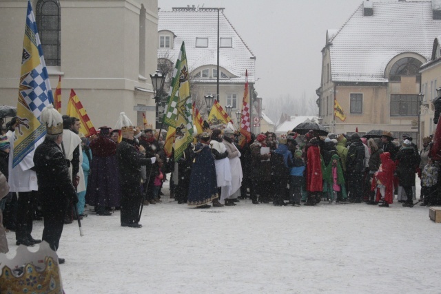 Złote korony i górnicze pióropusze