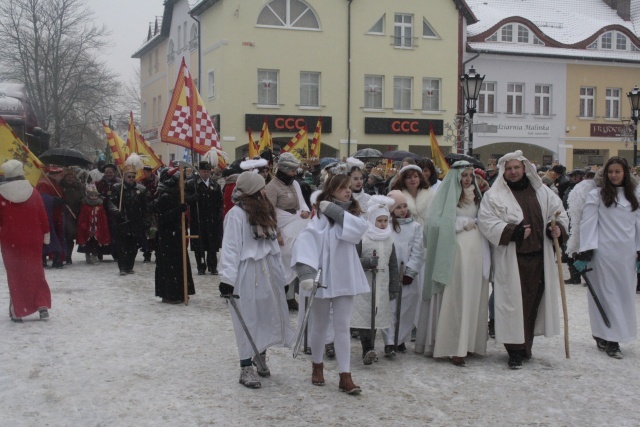 Złote korony i górnicze pióropusze