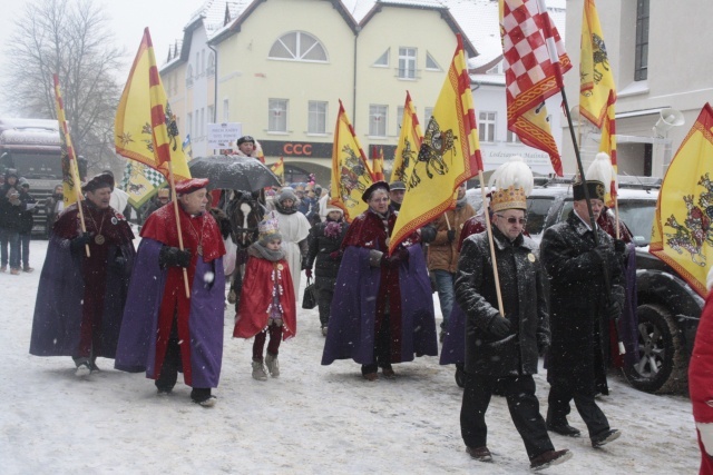 Złote korony i górnicze pióropusze