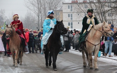 Zgodnie z tradycją łowickich orszaków, Trzej Królowie jechali na koniach