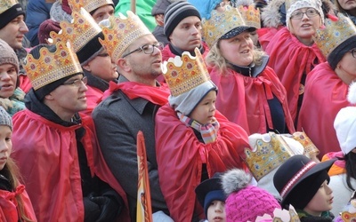 Rodzice i dzieci ze szkoły "Skała" i przedszkola "Ziarenko" jako orszak króla z Ameryki Południowej