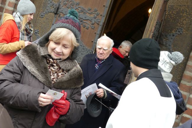 Błyskawiczna gazeta dla uczestników ingresu w gorzowskiej katedrze