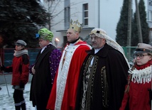 W rolę mędrca Melchiora wcielił się wójt Witoni Mirosław Włodarczyk (po lewej)