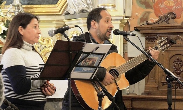 Enrique Mesias (z prawej) i jego żona Anita w sanktuarium Matki Bożej w Rychwałdzie