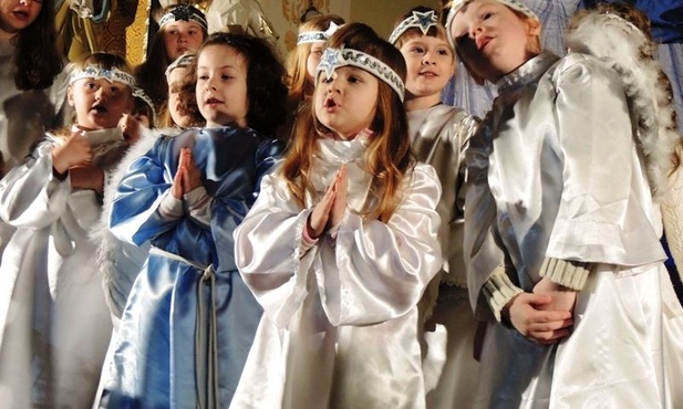 Kilkudziesięcioosobowy zastęp małych aniłoków towarzyszył misyjnej opowieści ze Skoczowa