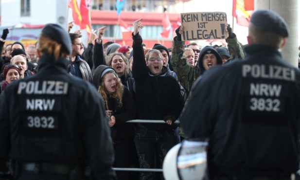 Policja rozwiązała demonstrację Pegidy 