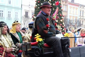 Królewski powóz powitany został na Rynku z wielką radością przez uczestników orszaku