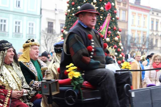 Królewski powóz powitany został na Rynku z wielką radością przez uczestników orszaku