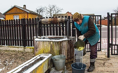 Bronisław Wajdzik jest zdania, że woda w jego studni jest lepsza od tej z wodociągu. I na dodatek zawsze dostępna. – Jak kiedyś wysiadł we wsi prąd i krany wyschły, to do mnie po wodę wszyscy przychodzili, nawet z plebanii – opowiada