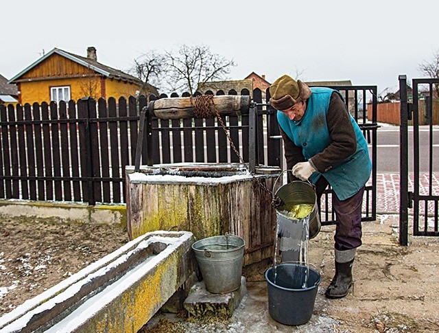 Bronisław Wajdzik jest zdania, że woda w jego studni jest lepsza od tej z wodociągu. I na dodatek zawsze dostępna. – Jak kiedyś wysiadł we wsi prąd i krany wyschły, to do mnie po wodę wszyscy przychodzili, nawet z plebanii – opowiada
