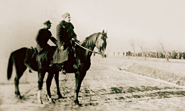 Grudzień 1944. Podpułkownik Leonard Szczęsny Zub-Zdanowicz przeprowadza przegląd oddziałów  Brygady Świętokrzyskiej