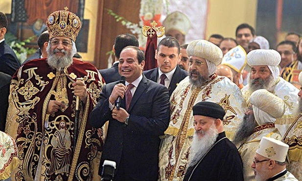  6.01.2016. Kair. Egipt. Zwierzchnik Kościoła koptyjskiego papież Tawadros II (po lewej) oraz prezydent Egiptu Abdel Fattah as-Sisi (drugi od lewej) w katedrze św. Marka. Prezydent odwiedził kościół z okazji wigilii Bożego Narodzenia. 