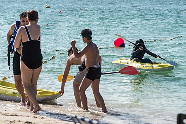 Zderzenie kultur. Ta sama plaża, różni plażowicze