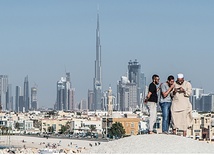 Dubaj to wizytówka Emiratów,  a wizytówką Dubaju są najwyższe drapacze chmur, plaża i... uśmiechnięci ludzie 