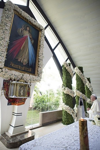 Papież oddaje cześć  relikwiom św. Faustyny w sanktuarium  Miłosierdzia Bożego w Guayaquil w Ekwadorze