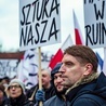 Tomasz Lis na marszu „Obywatele dla demokracji”, zorganizowanym 12 grudnia 2015 r. w Warszawie przez Komitet Obrony Demokracji  