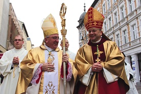 Nuncjusz apostolski abp Celestino Migliore wręczył bp. Lityńskiemu pastorał, który należał wcześniej do bp. Benscha i bp. Pluty