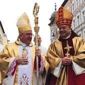 Nuncjusz apostolski abp Celestino Migliore wręczył bp. Lityńskiemu pastorał, który należał wcześniej do bp. Benscha i bp. Pluty