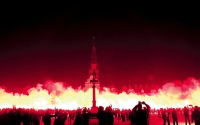 Racowisko w czasie oprawy, podczas której wszyscy śpiewają hymn narodowy, u wielu wywołuje patriotyczne poruszenie