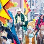 Kolorowy pochód z Mędrcami w Trzebnicy odbył się po raz drugi. I tym razem frekwencja dopisała