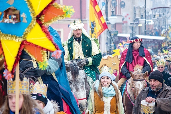 Kolorowy pochód z Mędrcami w Trzebnicy odbył się po raz drugi. I tym razem frekwencja dopisała