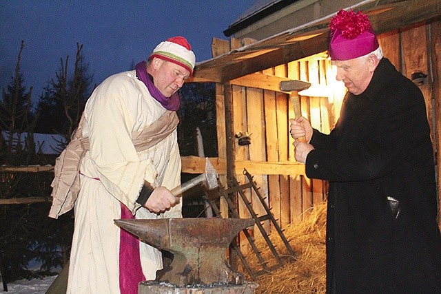 Bp Ignacy Dec, który odwiedził „Żywe Betlejem”, przez chwilę sam przejął obowiązki kowala