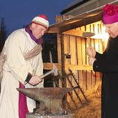 Bp Ignacy Dec, który odwiedził „Żywe Betlejem”, przez chwilę sam przejął obowiązki kowala