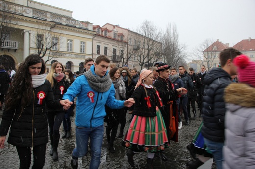 Polonez maturzystów w Łowiczu