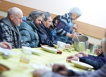  Wielu pozbawionych dachu nad głową chłodne dni spędzało w schronisku