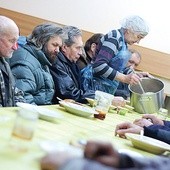  Wielu pozbawionych dachu nad głową chłodne dni spędzało w schronisku