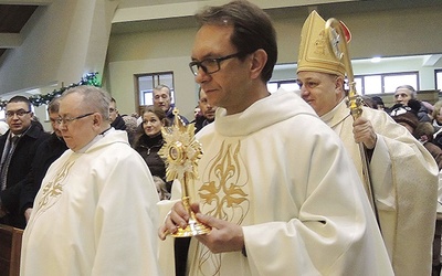  Ojciec Jarosław Zachariasz OFMConv przekazał relikwiarz bł. Michała Tomaszka dla diecezji bielsko-żywieckiej