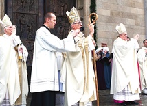 Po Mszy św. sprzed katowickiej katedry wyruszył pobłogosławiony przez biskupów Orszak Trzech Króli