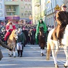  Wielu koszalinian zdobyło się na przywdzianie papierowych koron 