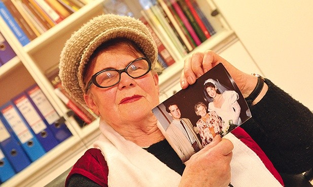 Pani Leokadia trzyma zdjęcie Gani Śpiewakówny z synem i jego żoną 