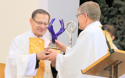 Ks. Tadeusz Bańkowski odbiera statuetkę z podziękowaniami od Polskiego Związku Niewidomych, którą wręczył ks. Andrzej Gałka, krajowy duszpasterz niewidomych