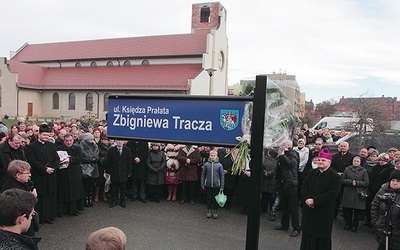  Liczba osób na uroczystości odsłonięcia tablicy pokazuje, że pamięć o księdzu jest nadal żywa