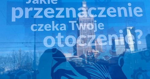 Żłobek, ścieżka, kosz na śmieci