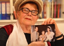 Pani Leokadia Dymańska trzyma zdjęcie Gani z jej synem i synową