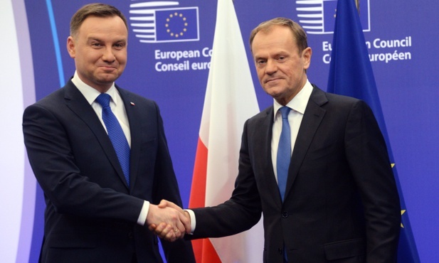 Rozmowa Duda-Tusk z protestami w tle