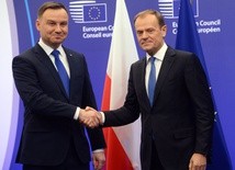 Rozmowa Duda-Tusk z protestami w tle