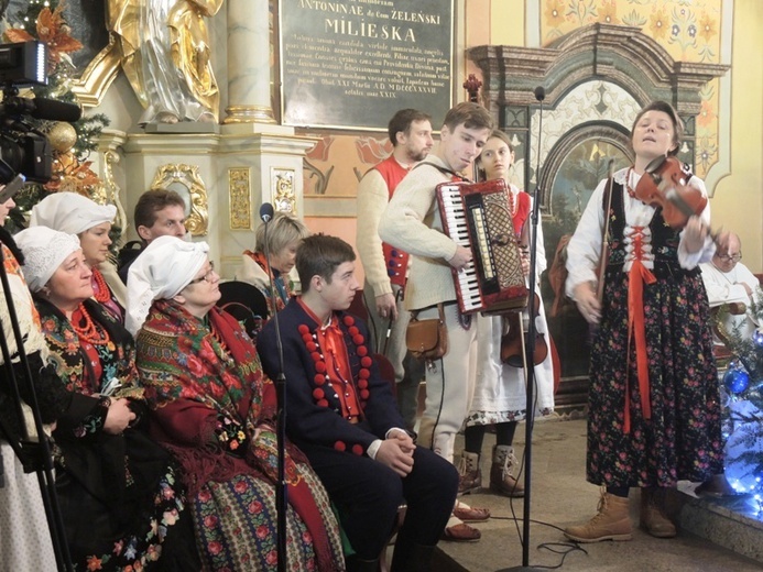 Górale przed obrazem Pani Ziemi Żywieckiej w Rychwałdzie