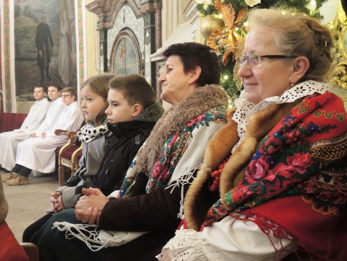 Górale przed obrazem Pani Ziemi Żywieckiej w Rychwałdzie