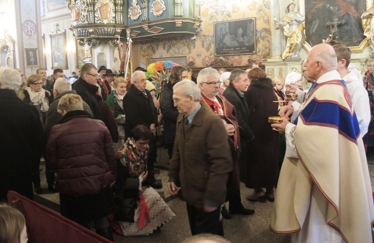 Górale przed obrazem Pani Ziemi Żywieckiej w Rychwałdzie