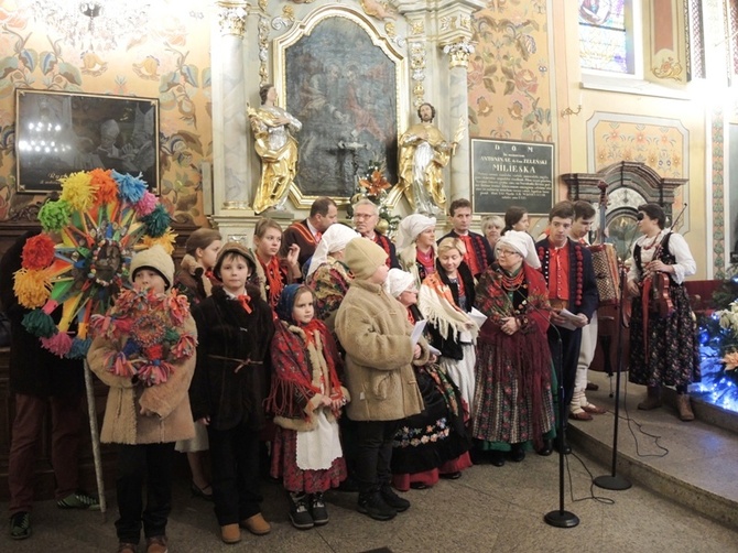 Górale przed obrazem Pani Ziemi Żywieckiej w Rychwałdzie