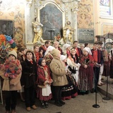 Górale przed obrazem Pani Ziemi Żywieckiej w Rychwałdzie