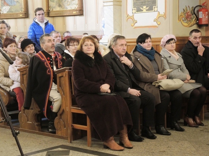 Górale przed obrazem Pani Ziemi Żywieckiej w Rychwałdzie