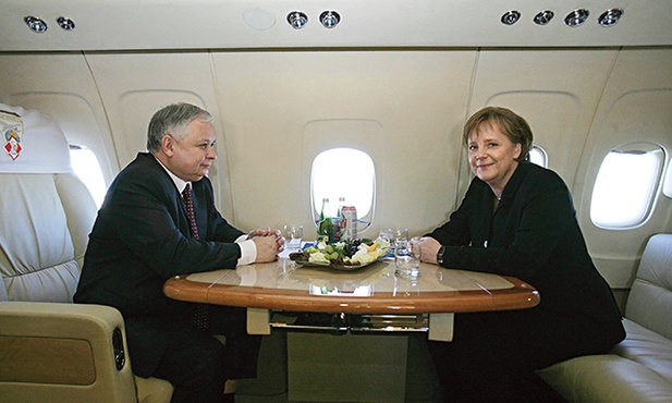 Kanclerz Angela Merkel i prezydent Lech Kaczyński, mimo napięć, próbowali znaleźć porozumienie. Na zdjęciu w samolocie w drodze na Hel w marcu 2007 r.