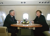 Kanclerz Angela Merkel i prezydent Lech Kaczyński, mimo napięć, próbowali znaleźć porozumienie. Na zdjęciu w samolocie w drodze na Hel w marcu 2007 r.